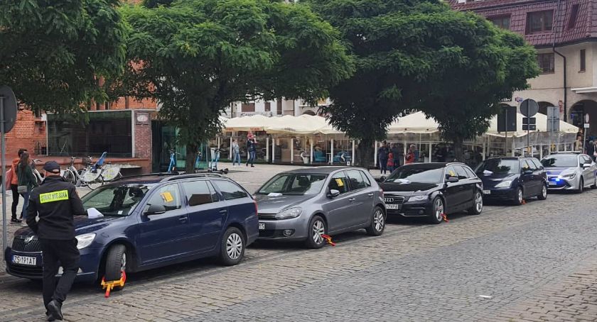 Straż miejska bije rekord w zakładaniu blokad. Kierowcy parkują gdzie popadnie