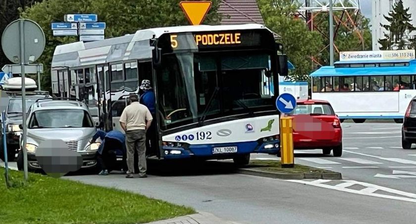 Uwaga kierowcy - samochód z urwanym kołem na rondzie przy Solnej. 