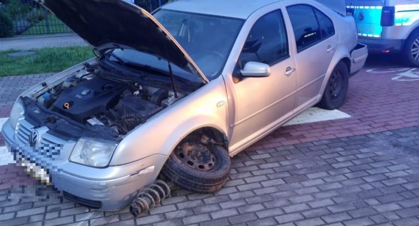 Samochód przeleciał przez rondo. Kierowcy brak (foto)