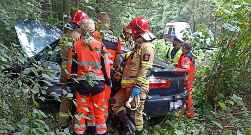 Zdarzenie drogowe pod Kołobrzegiem. Samochód w rowie