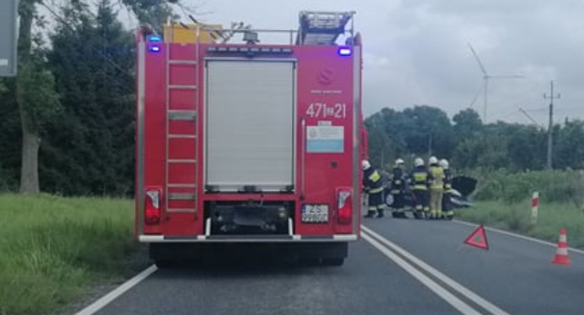 Zderzenie dwóch samochodów. Krajowa 11 zablokowana
