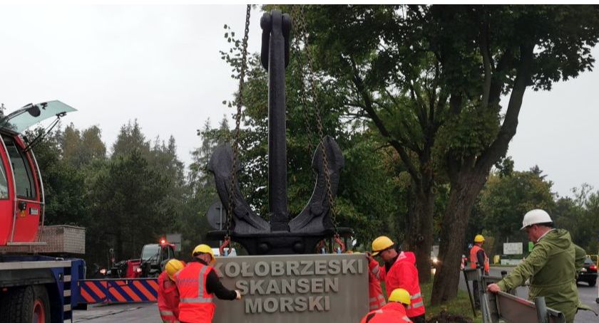 Witacz stanął na wjeździe do Kołobrzegu