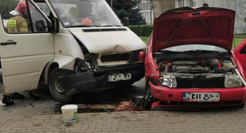 Zderzenie osobówki z dostawczakiem. Jedna osoba poszkodowana (foto)