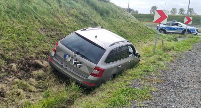 Samochód w rowie. Utrudnienia na S6