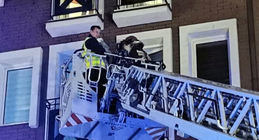 Matka z niemowlakiem ewakuowana z balkonu przez strażaków i policję