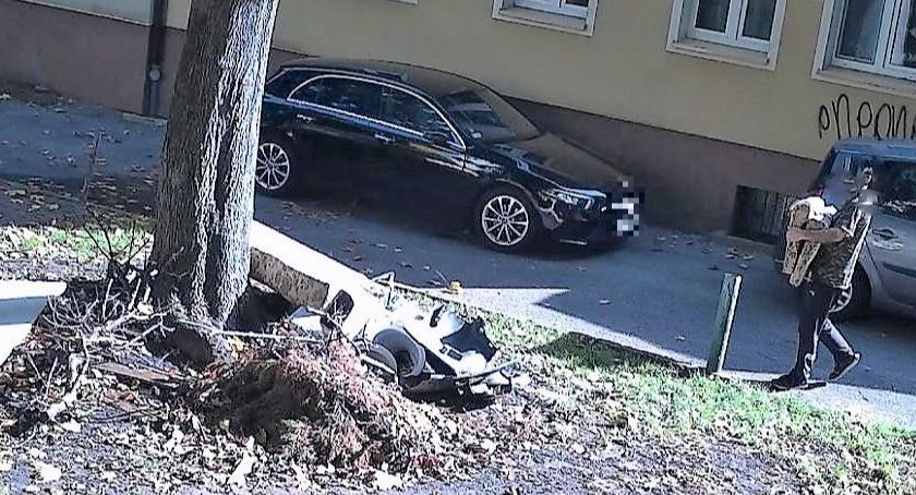 Wyrzucili kanapę w środku miasta. Mieli pecha – zarejestrowała ich fotopułpka