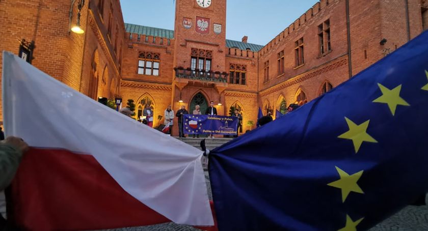 Prounijna demonstracja w Kołobrzegu. „Kaczyński jest jak Joker - lubi jak płonie świat” (foto, video)