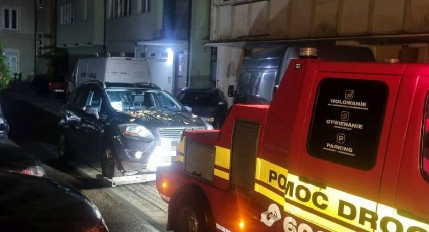 Za kierownicą mogła siedzieć pijana kobieta. Nocna kolizja na Ratuszowej