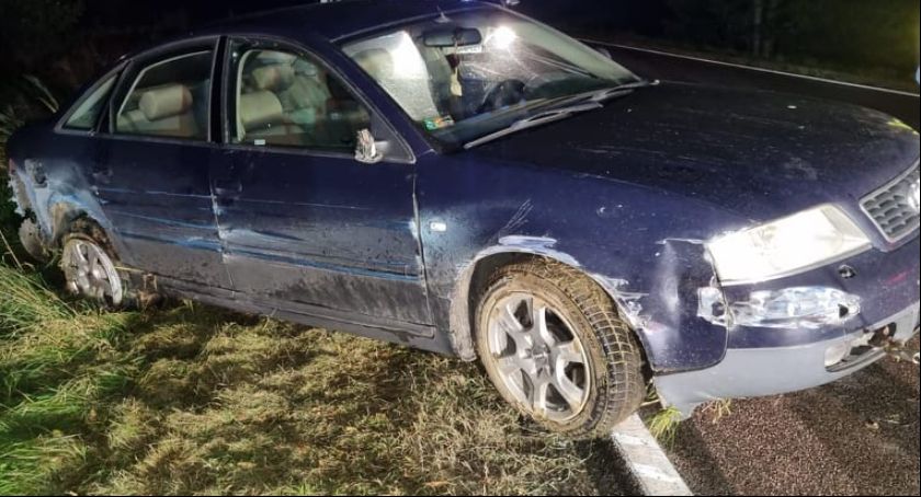 Audi wypadło z drogi. Policja wyjaśnia kto kierował 