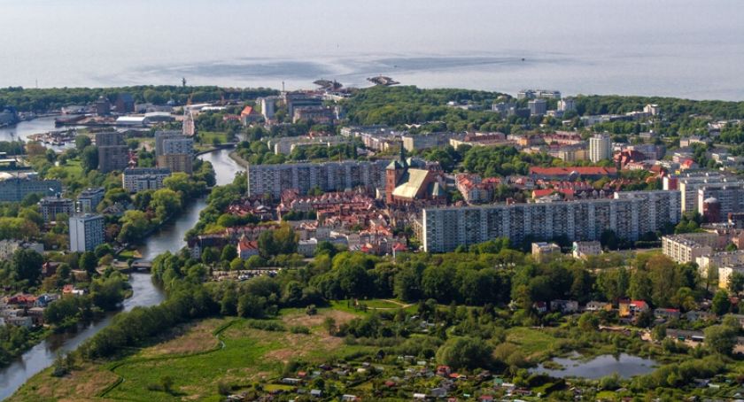 Kucharz od 3 tys. zł, tyle samo może zarobić pokojówka. Kogo i za ile szukają kołobrzeskie firmy?