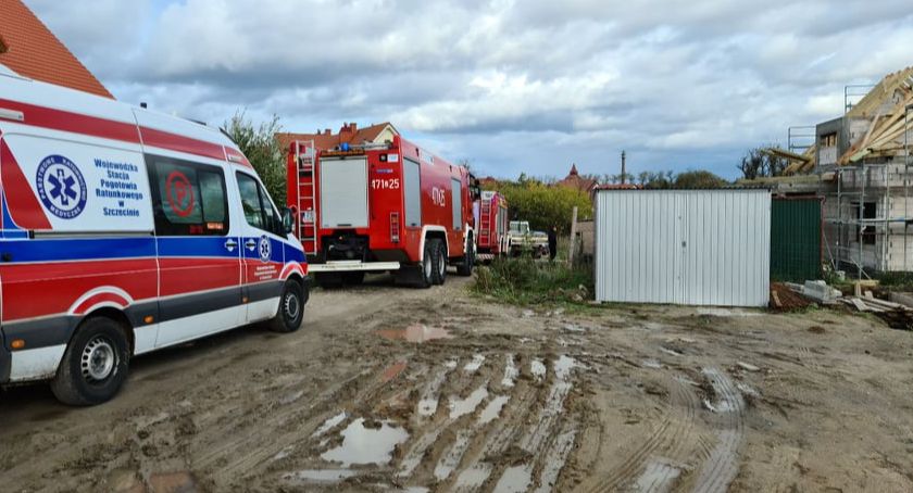 Wypadek przy budowie domu. Trzy osoby są poszkodowane