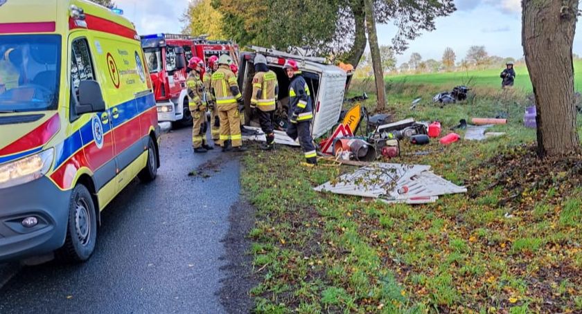 Wypadek pod Rymaniem. Strażacy rozcinali samochód (foto)