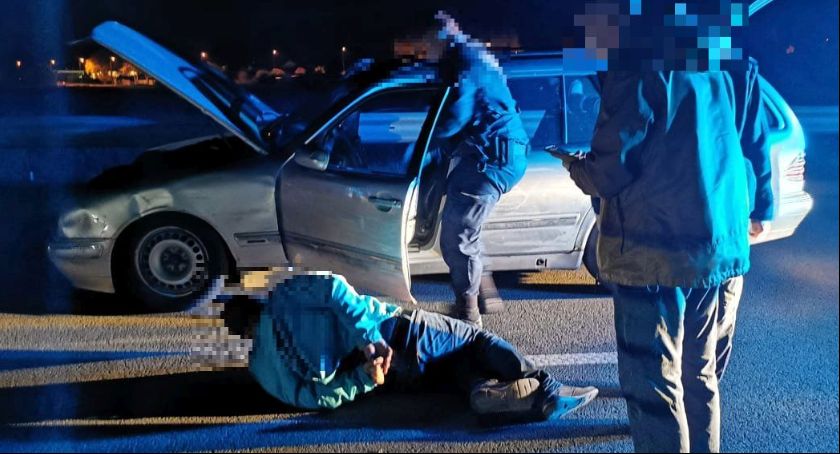 Uciekał przed policją. Dwukrotnie uderzył w radiowóz (foto)