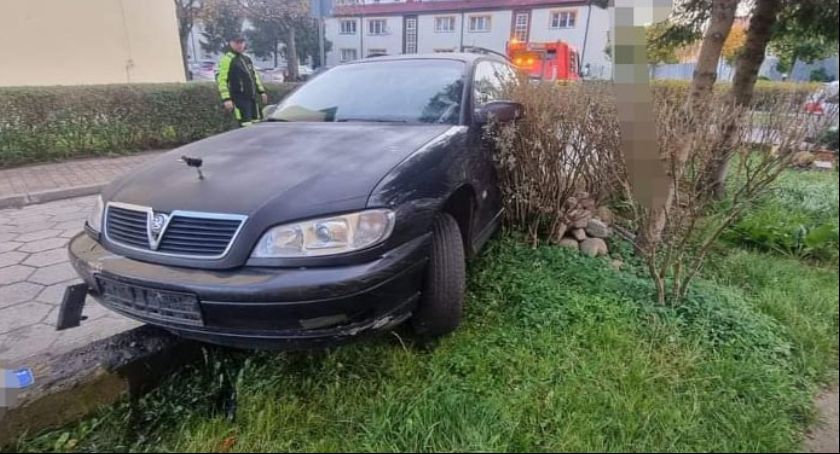 Rozbity samochód zawisł na murku. Kierowcy brak