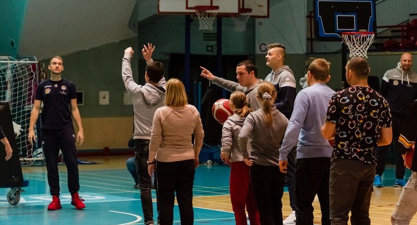 Wzięli udział w treningu zawodowców. Uczniowie „Okruszka” grali z Kotwicą
