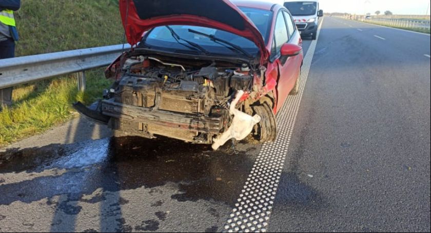 Pęknięta opona przyczyną groźnego zdarzenia na drodze