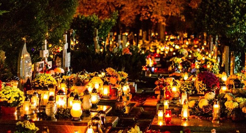 Wszystkich Świętych. Kołobrzeski cmentarz po zmroku (foto) 