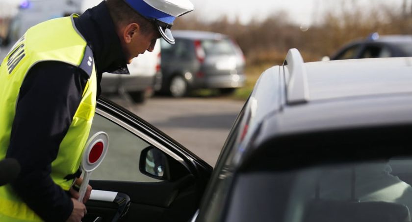 Zamienił się miejscami z pasażerem. Kierowca byl pijany, chciał uniknąć kary