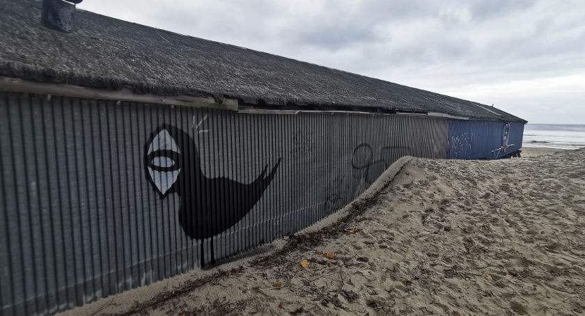 Są w Londynie, Berlinie, Warszawie, czy Barcelonie. Teraz polski Banksy zostawił swoje graffiti w Kołobrzegu