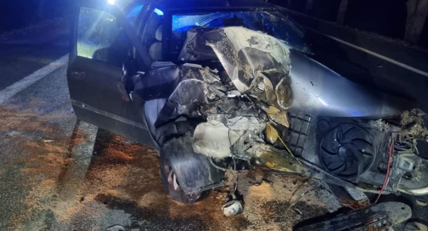 Wypadek pod Rymaniem. Samochód uderzył w tył maszyny rolniczej