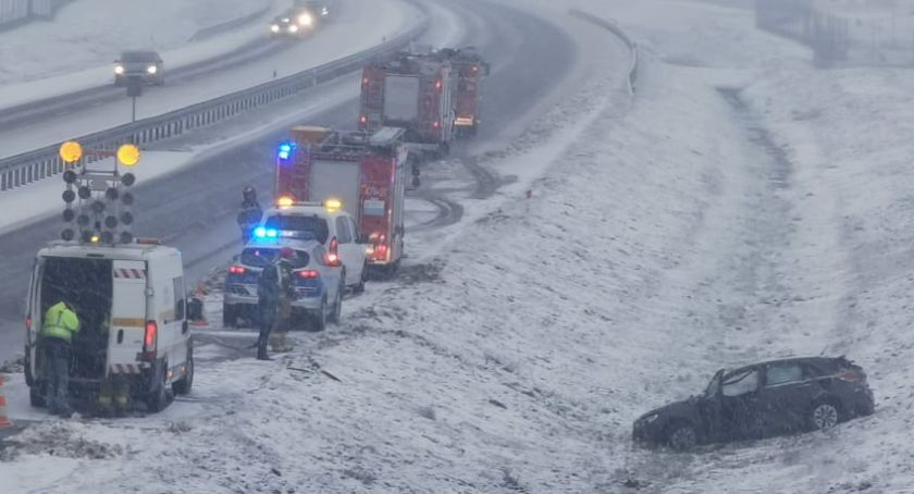 Trasa S6 - samochód w rowie. Niesprzyjające warunki pogodowe na drogach