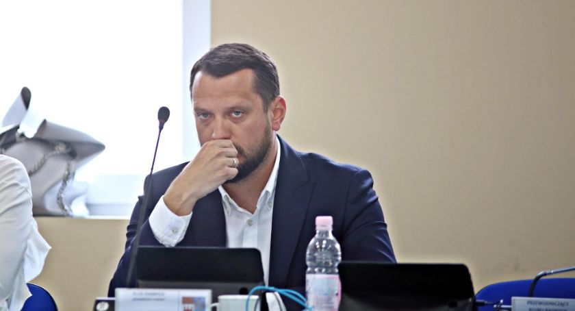„Rozgrywka polityczna” czy „wyjaśnianie niejasności”? Rada podjęła decyzję w sprawie mandatu radnego Hoka