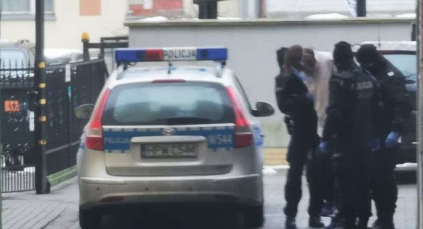 Napadł starszą parę, przewrócił i kopał po głowie