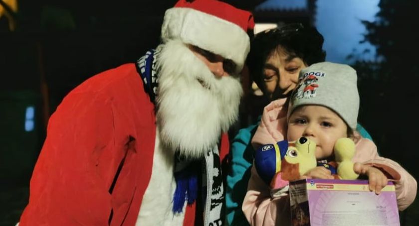 Kibice Kotwicy rozdali paczki z okazji Mikołajek