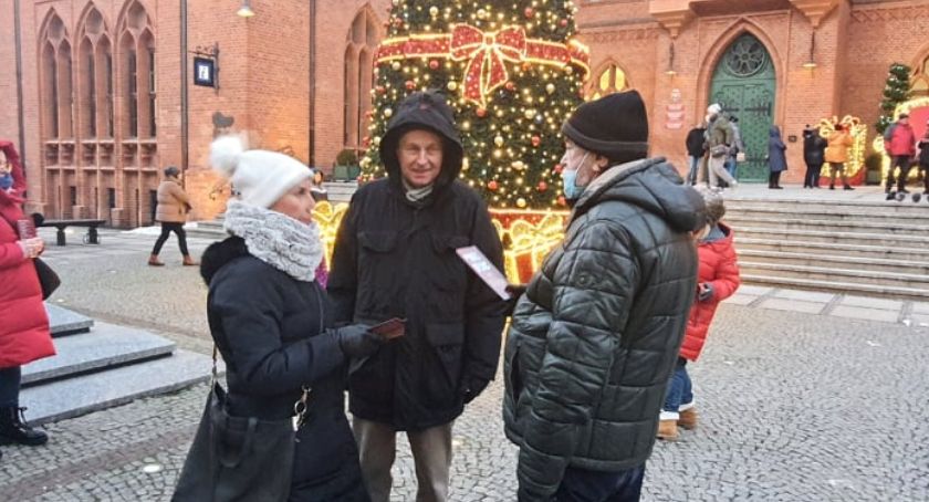 „Przemoc jest słaba” - przed kołobrzeskim ratuszem rozdano ulotki informacyjne
