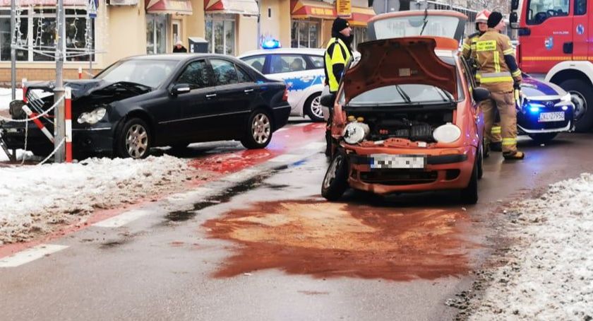 Zderzenie przy al. św. Jana Pawła II. Droga jest zablokowana (foto)