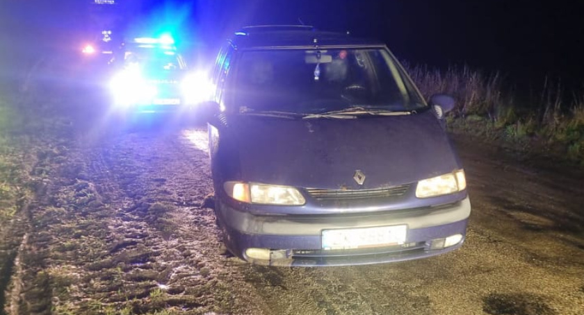 Porzucony pojazd zatarasował drogę 