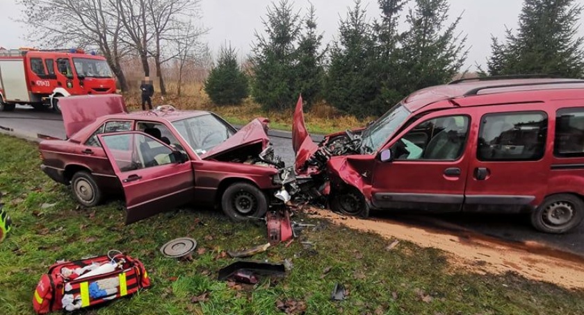 Czołówka pod Kołobrzegiem. Trzy osoby są poszkodowane (foto)