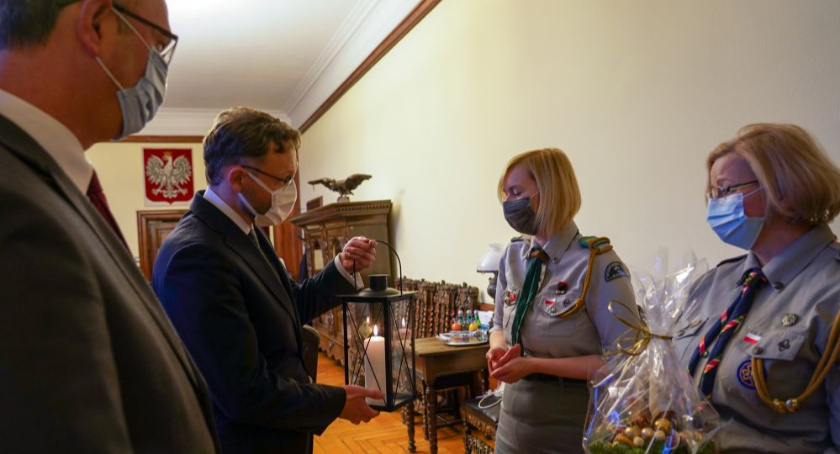 Betlejemskie Światło Pokoju zawitało do Zachodniopomorskiego Urzędu Wojewódzkiego