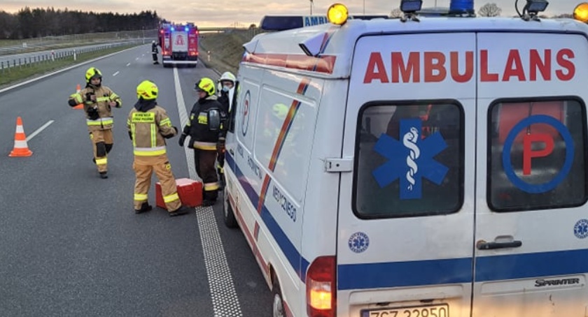 Strażacy wezwani do karetki pogotowia. Pojazd miał się palić