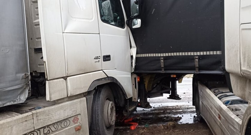 Zderzenie dwóch ciężarówek. Są ranni