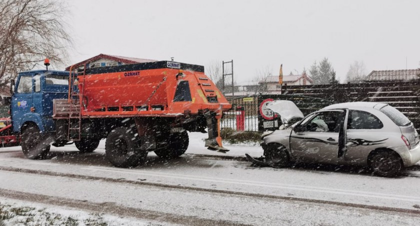 Pijany wjechał w tył piaskarki. Nie miał uprawień do kierowania