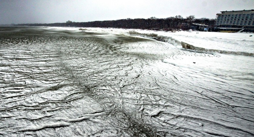 Zima w Kołobrzegu. Zasypane drogi i zamarznięty Bałtyk (archiwalne foto)