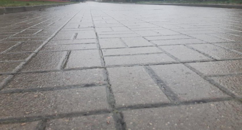 Marznące opady deszczu. Uważajcie na drogach