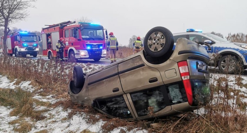 Dachowanie pod Kołobrzegiem. Uważajcie na oblodzone drogi
