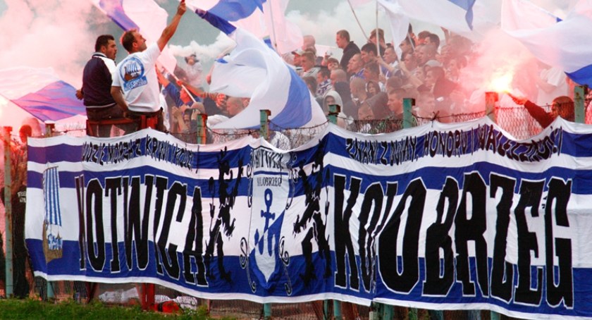Kibice Kotwicy i ich oprawy na starym stadionie (foto)