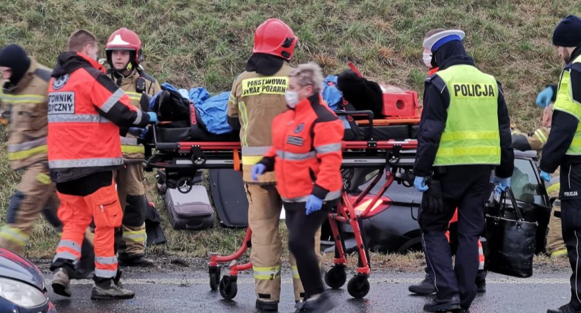 Samochód w rowie. Utrudnienia przy węźle Kołobrzeg Wschód