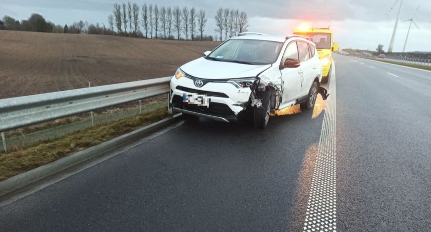 Toyota wjechała w bariery na S6