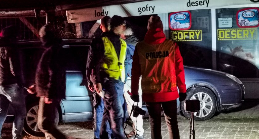 Kryminalni z Kołobrzegu zatrzymali dwie osoby. Samochód wjechał w stoisko