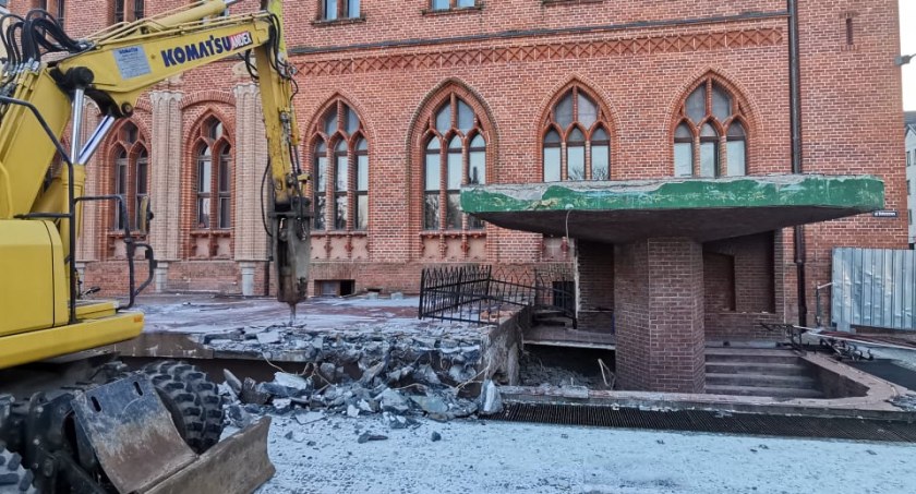 Kołobrzeski Adabar – rozpoczęto wyburzanie wejścia zabytkowego obiektu