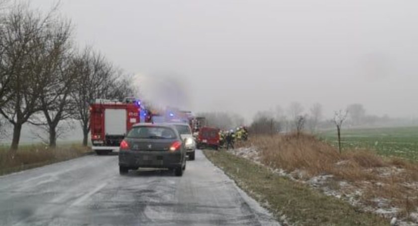 Uwaga kierowcy! Samochód w rowie, droga zablokowana (foto)
