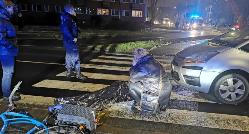Potrącenie przy Rondzie Solidarności (foto)