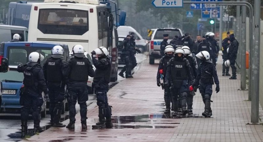 Mniej wykroczeń i rannych w wypadkach, więcej kontroli drogowych. Kołobrzeska policja podsumowała 2021 rok.