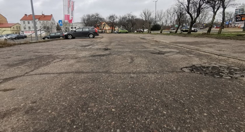 Parking przy Intermarche za darmo dla rolników. Branża zwolniona z opłaty targowej