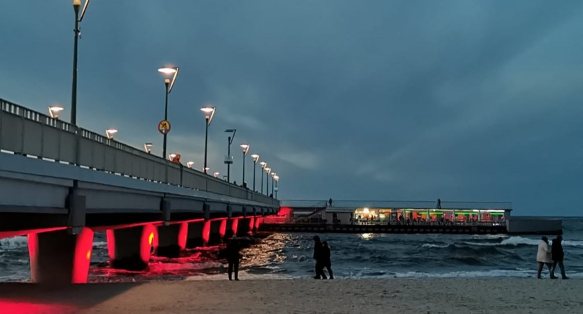 Molo, ratusz i most Portowy w barwach WOŚP