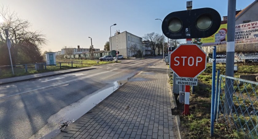 Uwaga kierowcy! Wiatr uszkodził rogatki